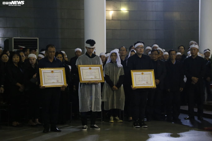 Ảnh: Thủ tướng viếng 3 chiến sĩ công an hy sinh ở Đồng Tâm - 11