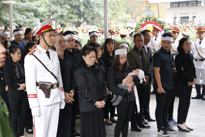 Ảnh: Thủ tướng viếng 3 chiến sĩ công an hy sinh ở Đồng Tâm - 10