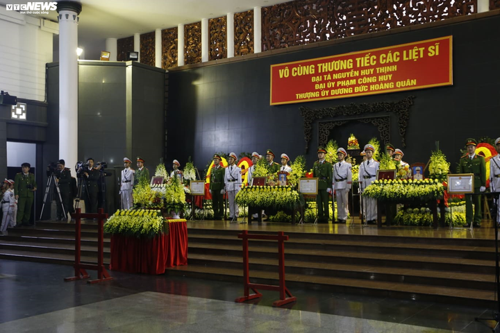 Ảnh: Thủ tướng viếng 3 chiến sĩ công an hy sinh ở Đồng Tâm - 12