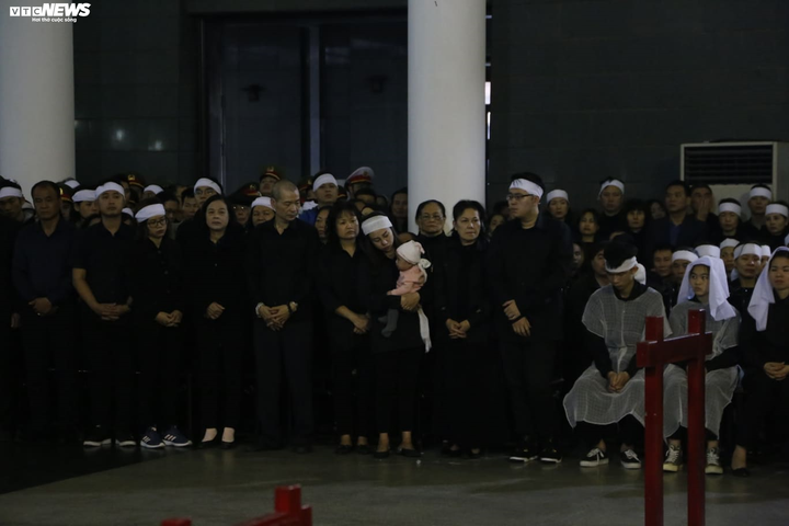 Ảnh: Thủ tướng viếng 3 chiến sĩ công an hy sinh ở Đồng Tâm - 8