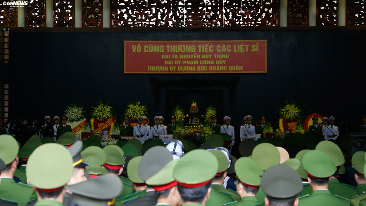 Ảnh: Người thân, chiến sĩ khóc nghẹn tiễn đưa 3 liệt sĩ hy sinh ở Đồng Tâm về nơi an nghỉ cuối cùng - 1