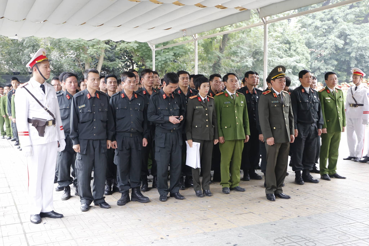 Nhân dân xã Đồng Tâm đến viếng 3 chiến sĩ công an hy sinh - 6