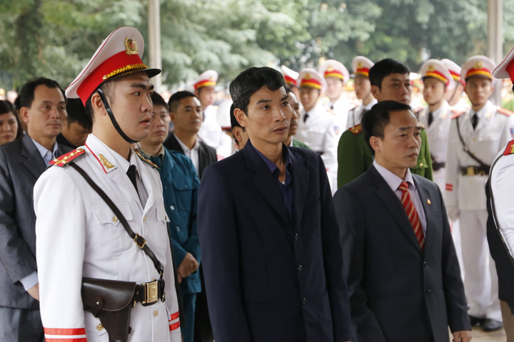 Nhân dân xã Đồng Tâm đến viếng 3 chiến sĩ công an hy sinh - 4