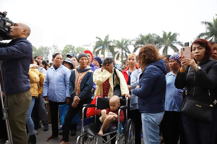 ‘Chuyến xe yêu thương’ đưa hơn 300 bệnh nhân ung thư và người nhà về quê ăn Tết - 4