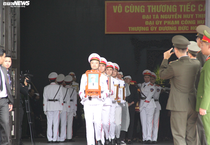 Ảnh: Người thân, chiến sĩ khóc nghẹn tiễn đưa 3 liệt sĩ hy sinh ở Đồng Tâm về nơi an nghỉ cuối cùng - 2