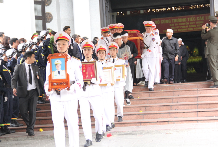 Ảnh: Người thân, chiến sĩ khóc nghẹn tiễn đưa 3 liệt sĩ hy sinh ở Đồng Tâm về nơi an nghỉ cuối cùng - 3