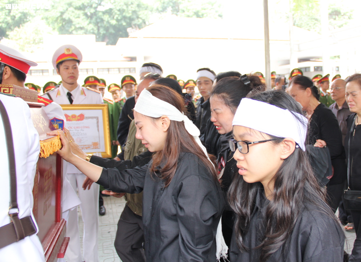 Ảnh: Người thân, chiến sĩ khóc nghẹn tiễn đưa 3 liệt sĩ hy sinh ở Đồng Tâm về nơi an nghỉ cuối cùng - 5