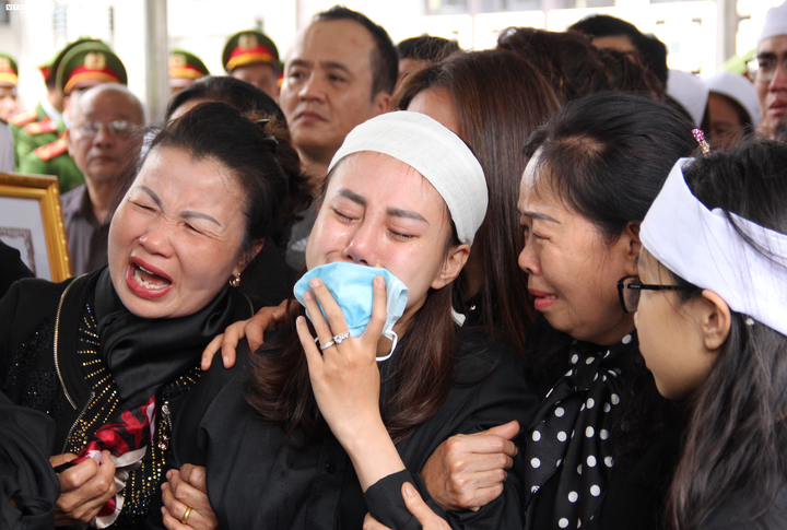 Ảnh: Người thân, chiến sĩ khóc nghẹn tiễn đưa 3 liệt sĩ hy sinh ở Đồng Tâm về nơi an nghỉ cuối cùng - 8