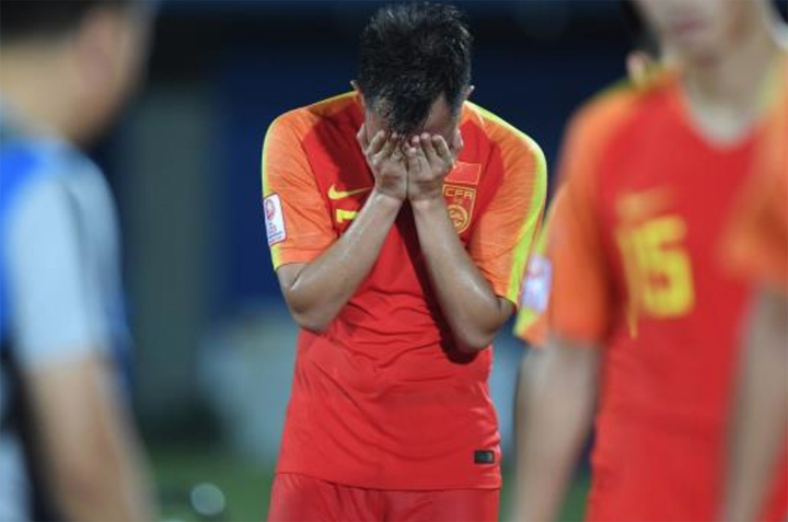 Thất bại toàn diện ở U23 châu Á, cầu thủ U23 Trung Quốc ôm mặt khóc - 1