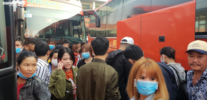 Bến xe Miền Đông quá tải vì người về quê ăn Tết sớm - 1