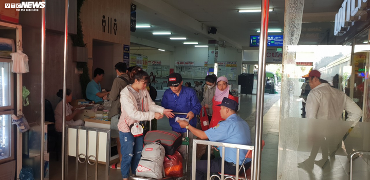 Bến xe Miền Đông quá tải vì người về quê ăn Tết sớm - 7