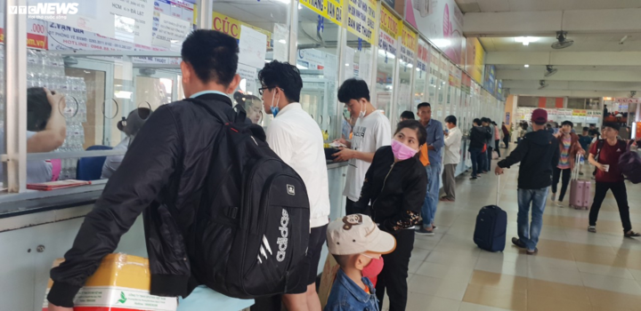 Bến xe Miền Đông quá tải vì người về quê ăn Tết sớm - 4