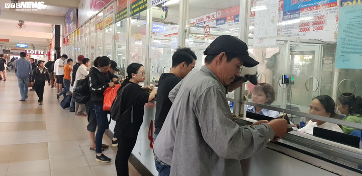 Bến xe Miền Đông quá tải vì người về quê ăn Tết sớm - 3