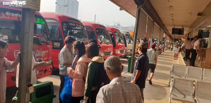 Bến xe Miền Đông quá tải vì người về quê ăn Tết sớm - 8