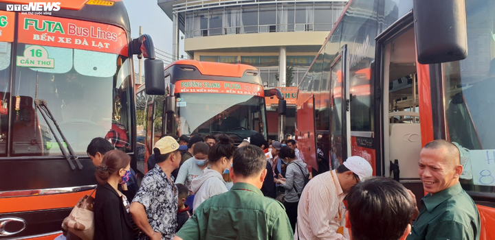 Bến xe Miền Đông quá tải vì người về quê ăn Tết sớm - 2
