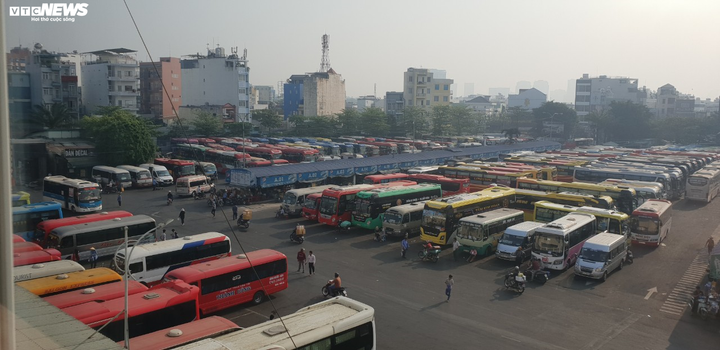 Bến xe Miền Đông quá tải vì người về quê ăn Tết sớm - 10