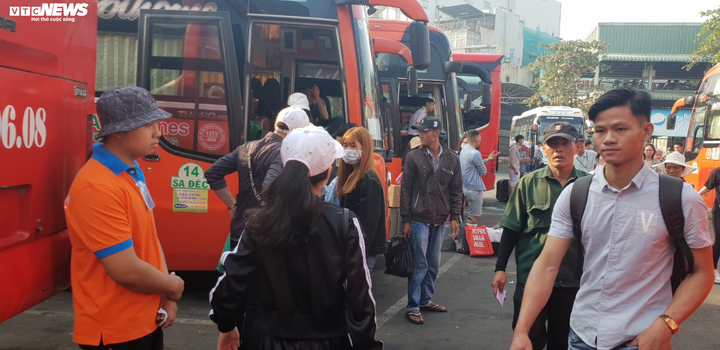 Bến xe Miền Đông quá tải vì người về quê ăn Tết sớm - 6