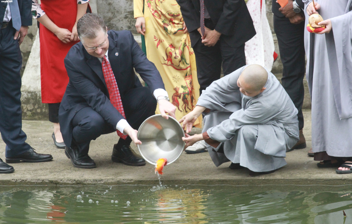 Đại sứ Mỹ thả cá chép tiễn ông Táo về trời, chúc mừng năm mới người Việt Nam - 4