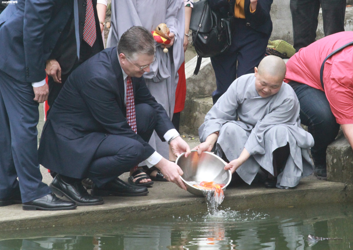 Đại sứ Mỹ thả cá chép tiễn ông Táo về trời, chúc mừng năm mới người Việt Nam - 5