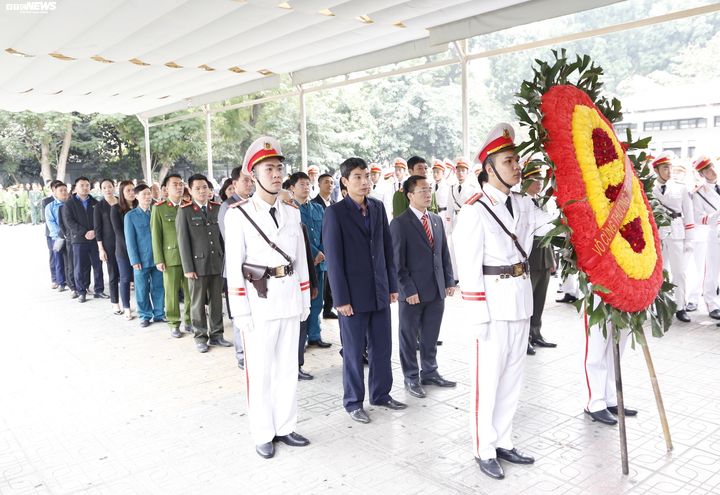 Nhân dân xã Đồng Tâm đến viếng 3 chiến sĩ công an hy sinh - 5