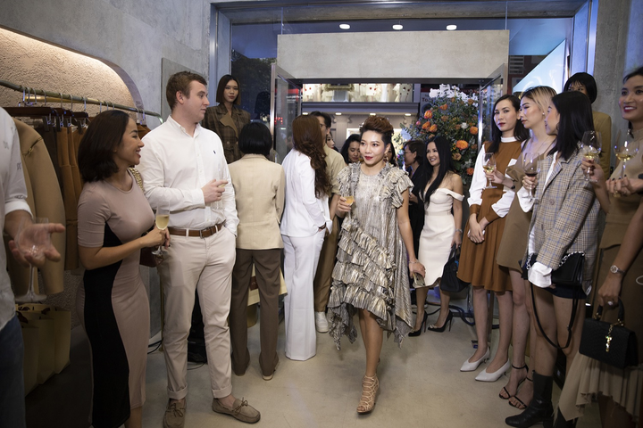 Diva Hồng Nhung và Hà Trần diện váy gợi cảm, đọ nhan sắc không tuổi - 3