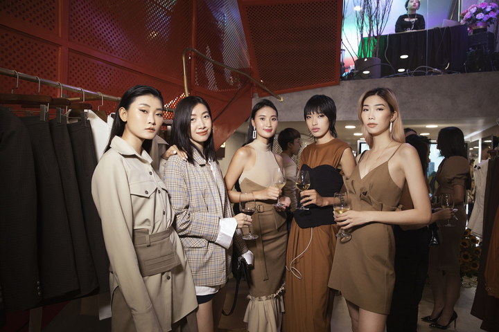 Diva Hồng Nhung và Hà Trần diện váy gợi cảm, đọ nhan sắc không tuổi - 8