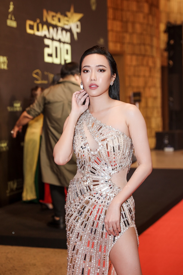 Kim Lý hộ tống Hồ Ngọc Hà, Chi Pu hở bạo 'chặt chém' dàn mỹ nhân trên thảm đỏ - 8