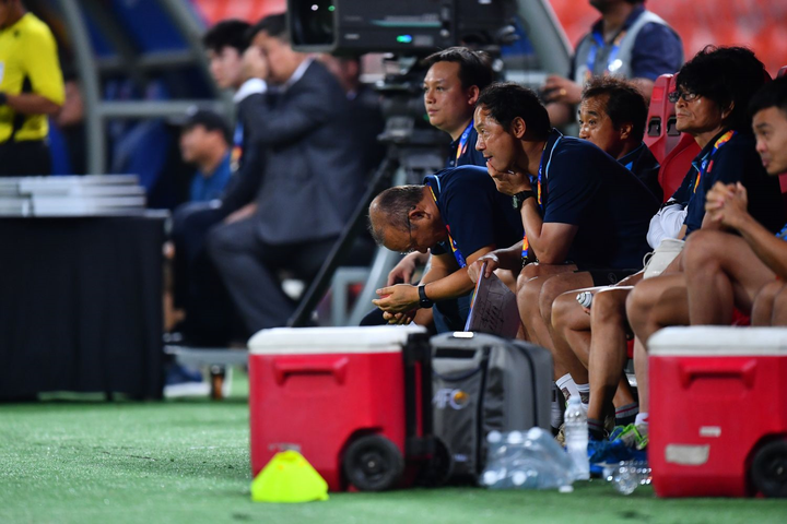 Bùi Tiến Dũng lại mắc sai lầm, HLV Park Hang Seo gục đầu thất vọng - 8