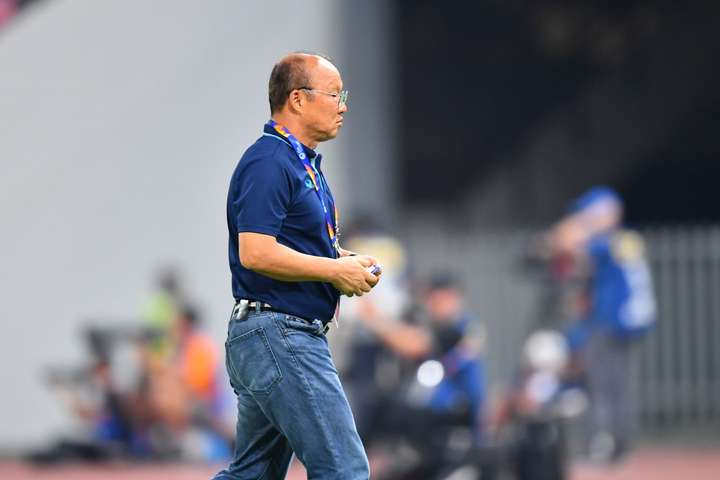 Bùi Tiến Dũng lại mắc sai lầm, HLV Park Hang Seo gục đầu thất vọng - 3