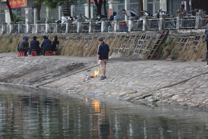 Cá chép tiễn Táo quân vừa thả đã chết nổi trên mặt hồ Thủ đô - 8