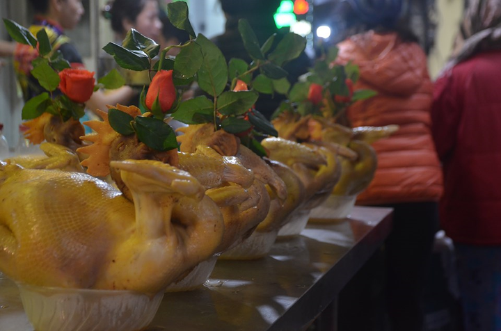 Chen nhau mua gà luộc, xôi gấc giá nửa triệu đồng cúng ông Công ông Táo - 4