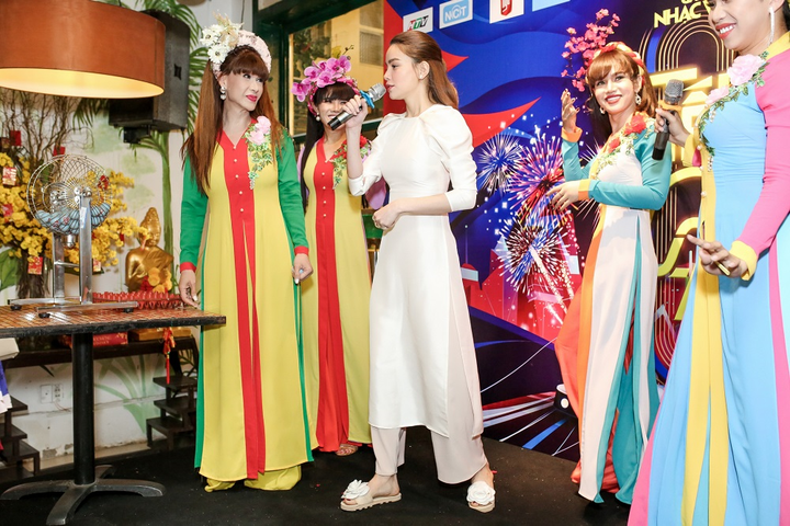 Hồ Ngọc Hà diện áo dài dịu dàng, trổ tài hát loto bằng tiếng Thái - 1