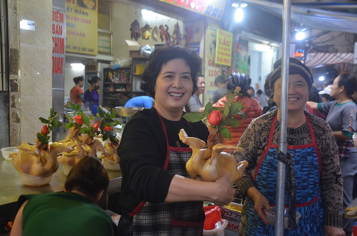 Chen nhau mua gà luộc, xôi gấc giá nửa triệu đồng cúng ông Công ông Táo - 8