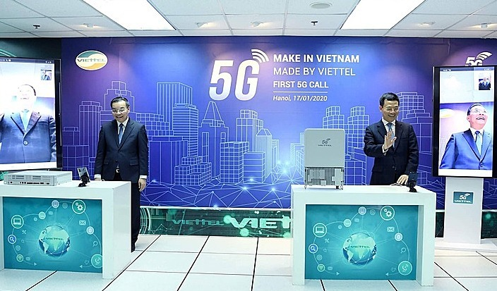 2 bộ trưởng gọi thử 5G trên thiết bị do Việt Nam sản xuất - 1