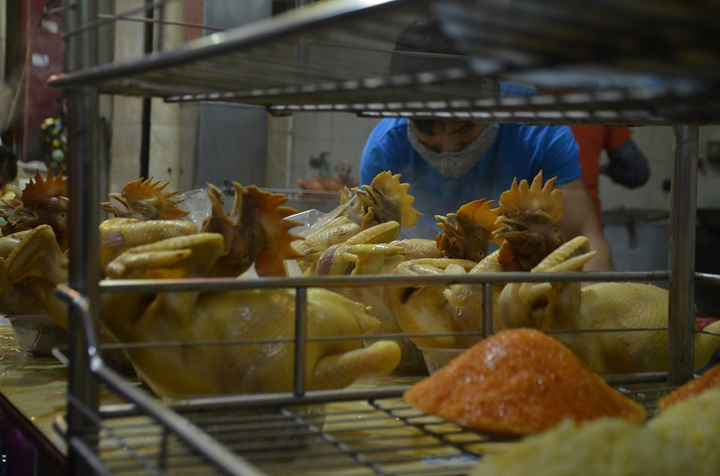 Chen nhau mua gà luộc, xôi gấc giá nửa triệu đồng cúng ông Công ông Táo - 6