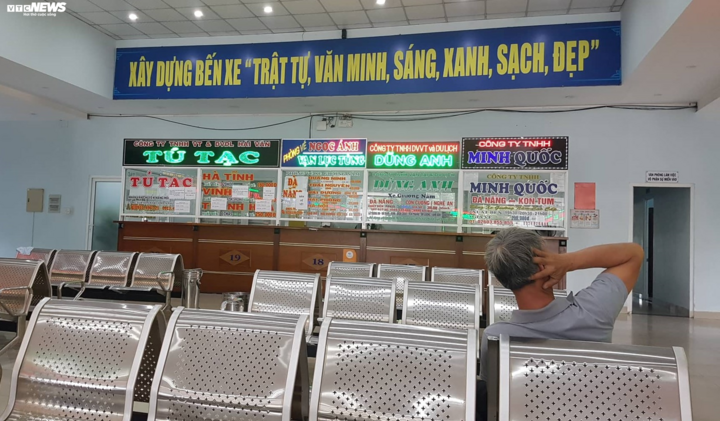 Ga Đà Nẵng ‘cháy’ vé tàu Tết, bến xe vắng khách - 1