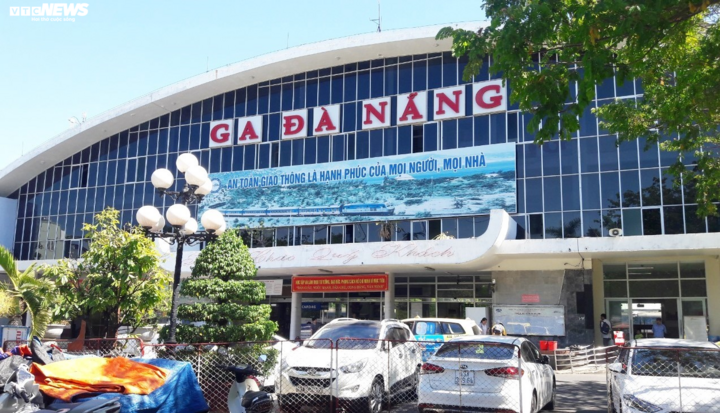 Ga Đà Nẵng ‘cháy’ vé tàu Tết, bến xe vắng khách - 2