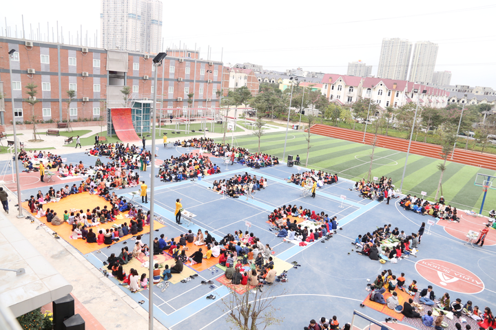 Học sinh Hà thành thích thú lần đầu trải nghiệm gói bánh chưng, làm mâm cơm Tất niên - 13