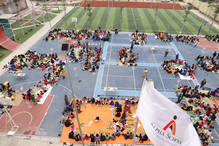 Học sinh Hà thành thích thú lần đầu trải nghiệm gói bánh chưng, làm mâm cơm Tất niên - 12