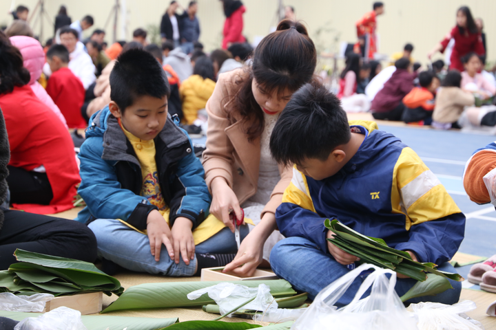 Học sinh Hà thành thích thú lần đầu trải nghiệm gói bánh chưng, làm mâm cơm Tất niên - 3