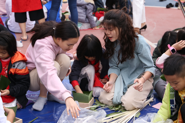 Học sinh Hà thành thích thú lần đầu trải nghiệm gói bánh chưng, làm mâm cơm Tất niên - 11