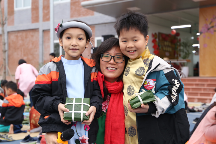 Học sinh Hà thành thích thú lần đầu trải nghiệm gói bánh chưng, làm mâm cơm Tất niên - 5