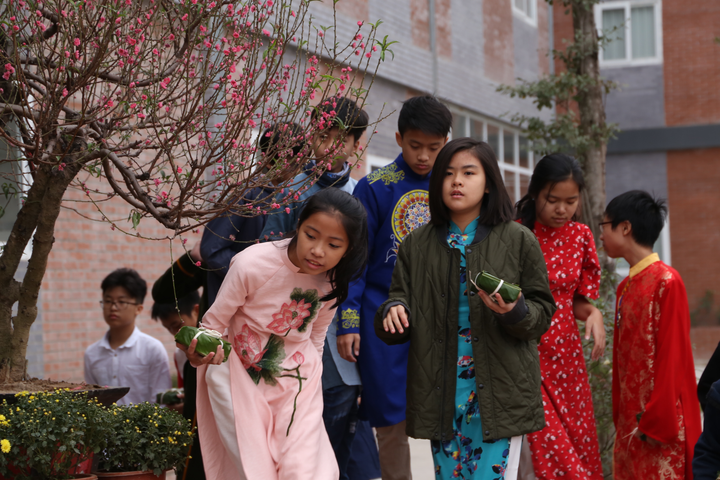 Học sinh Hà thành thích thú lần đầu trải nghiệm gói bánh chưng, làm mâm cơm Tất niên - 10