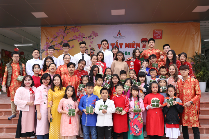 Học sinh Hà thành thích thú lần đầu trải nghiệm gói bánh chưng, làm mâm cơm Tất niên - 8