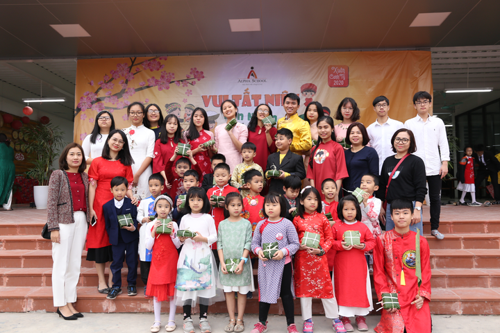 Học sinh Hà thành thích thú lần đầu trải nghiệm gói bánh chưng, làm mâm cơm Tất niên - 9