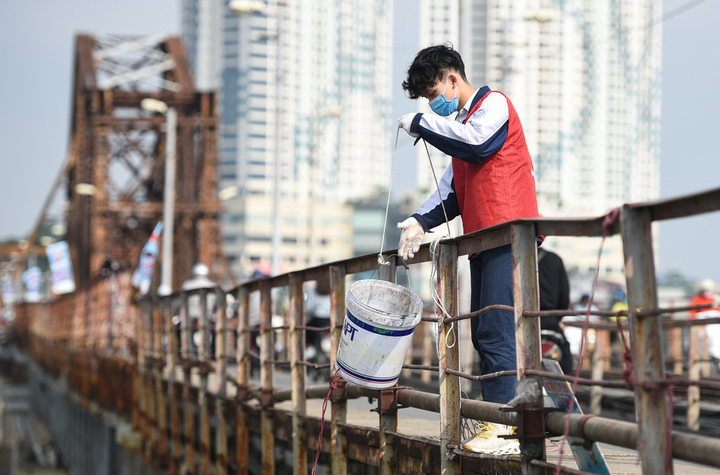 Cá chép tiễn Táo quân vừa thả đã chết nổi trên mặt hồ Thủ đô - 9