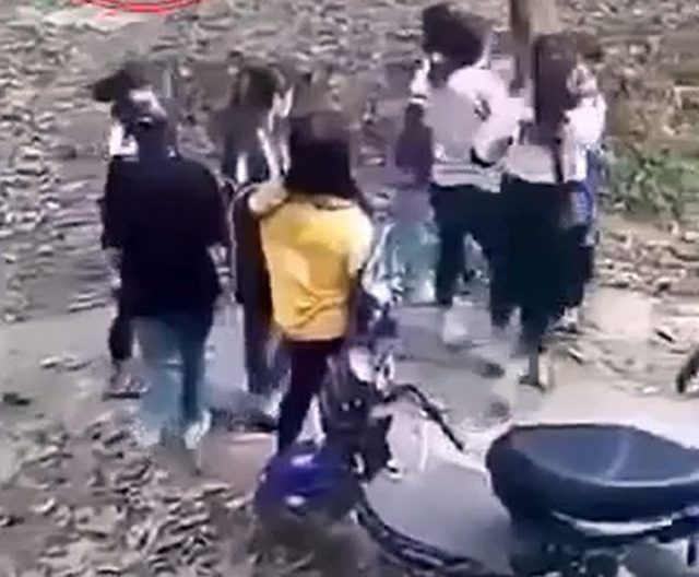 Mâu thuẫn trên mạng, hai nhóm nữ sinh đánh nhau, một người nhập viện cấp cứu - 1