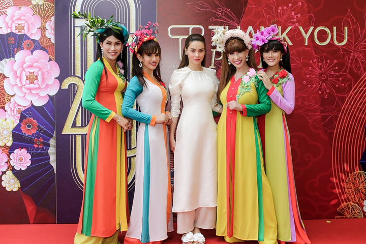 Hồ Ngọc Hà diện áo dài dịu dàng, trổ tài hát loto bằng tiếng Thái - 3