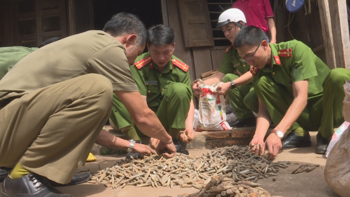Khởi tố người đàn ông chuyên tìm bom mìn để cưa bán - 1