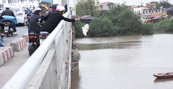 Thả cá chép, thản nhiên quăng luôn cả túi nilon xuống sông trong ngày ông Công, ông Táo - 4